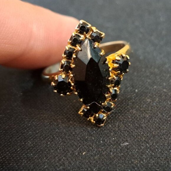 Vintage 80's Black Stone Gold-Plated Cocktail Ring Adjustable Size - Picture 2 of 5